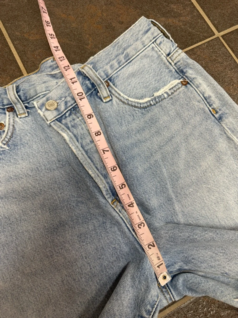 AGOLDE Criss Cross Waistband Denim Jean Cutoff Shorts Jorts Light Wash Blue 24 - Picture 14 of 16